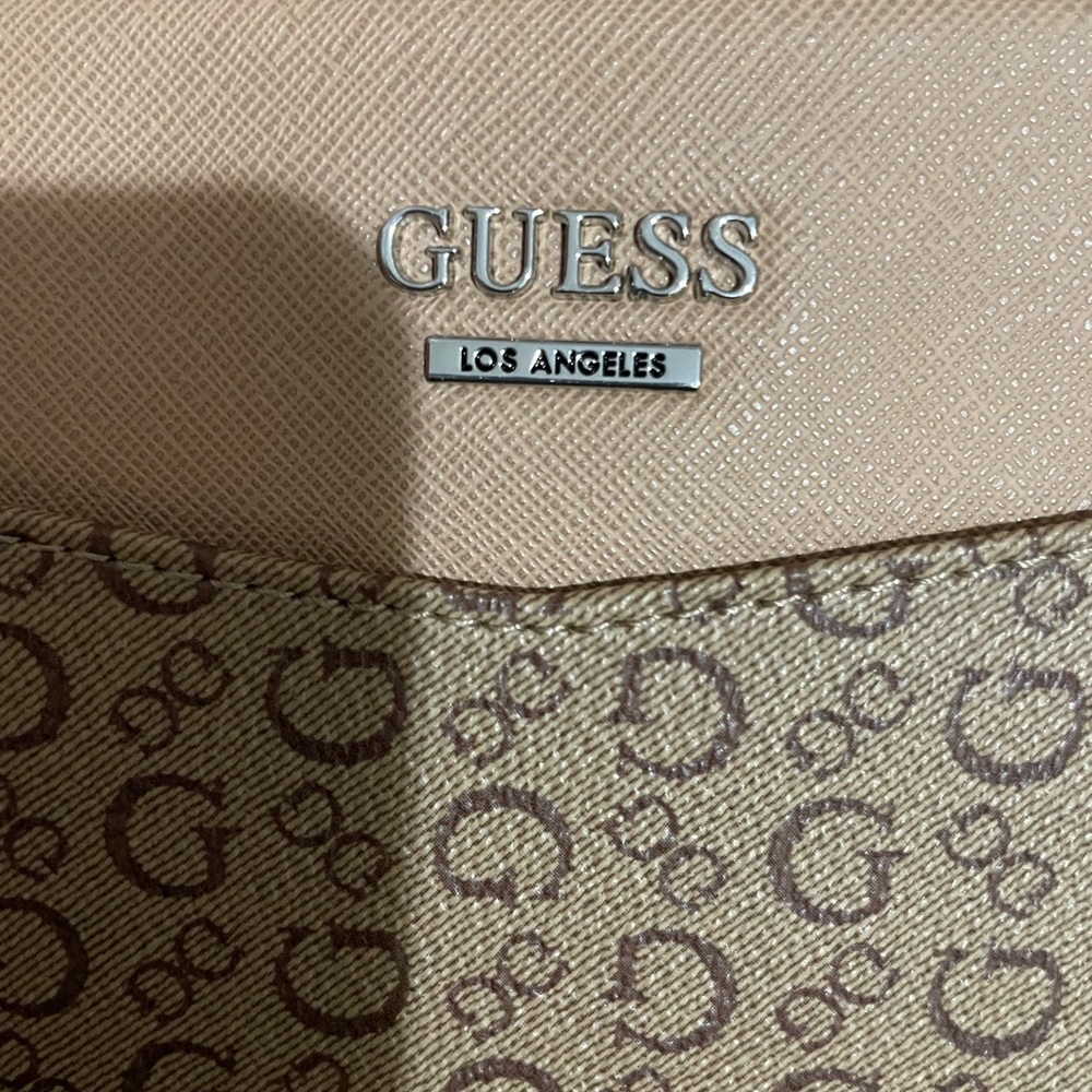 Authentic Guess New Without Tags. Excellent condition. Wallet/clutch